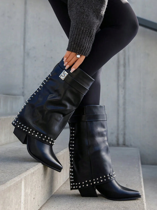 Trindade | Botas western de tacón bajo con correa decorativa y tachuelas metálicas de fantasía