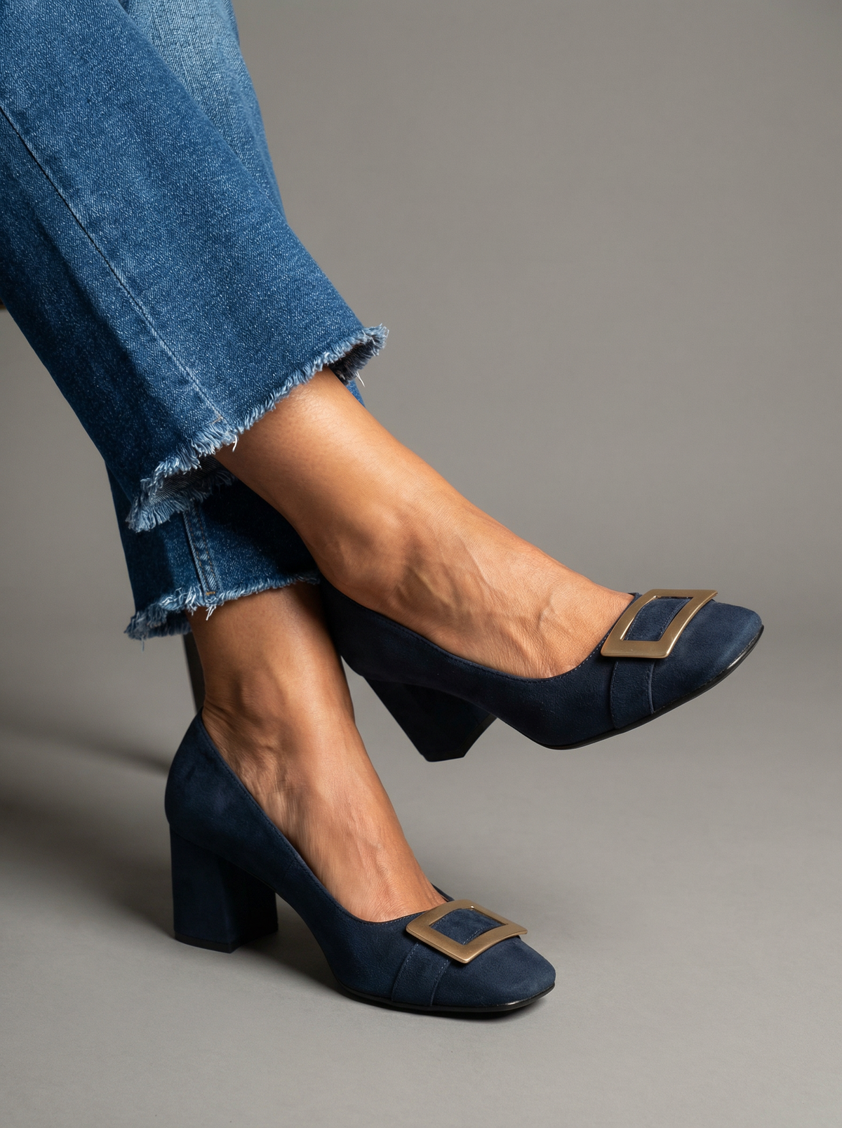 Inés | Zapatos de gamuza con hebilla dorada