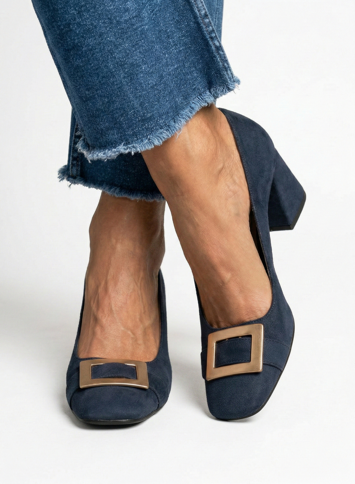 Inés | Zapatos de gamuza con hebilla dorada